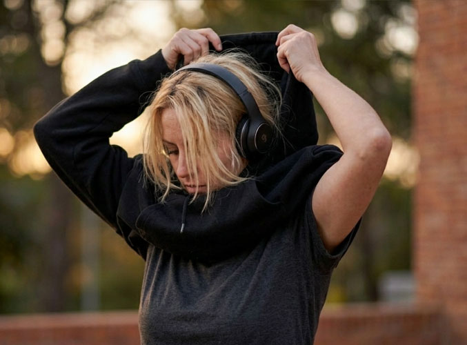 Mujer quitandose un Hoddies