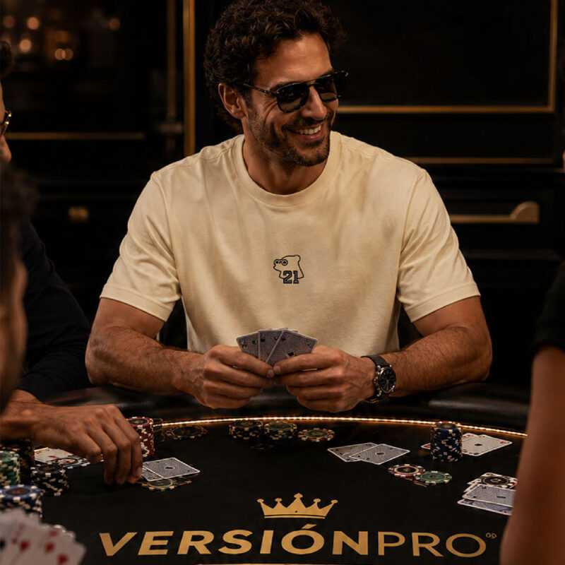 Modelo jugando poker
