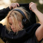 Mujer quitandose un Hoodies