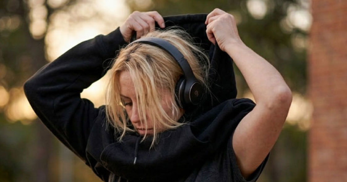 Mujer quitandose un Hoodies