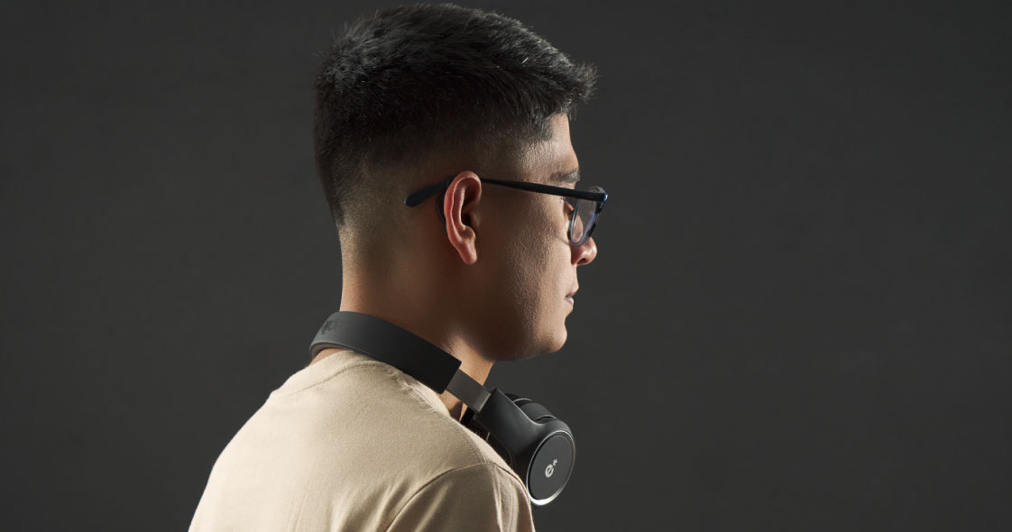 Hombre con gafas con audifonos y camseta Beige